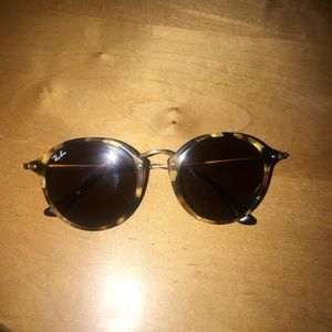 tortoise round fleck ray-bans